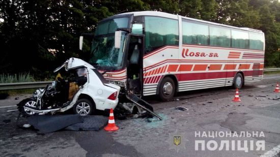 На Харківщині водій Geely врізався в рейсовий автобус і загинув у потрощеному авто