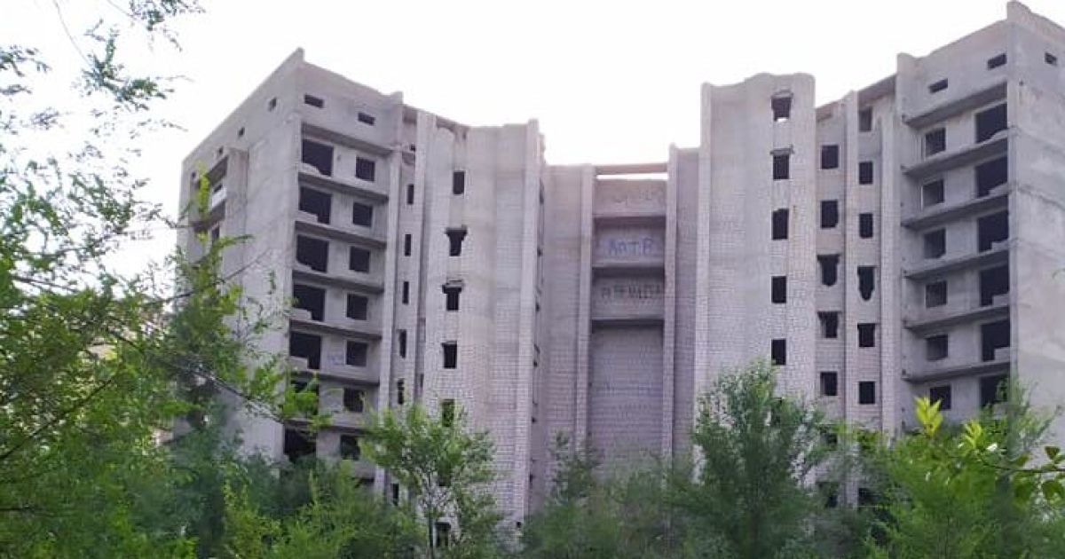 На Днепропетровщине школьницы упали с 9-го этажа недостройки: одна погибла, другая - на грани жизни