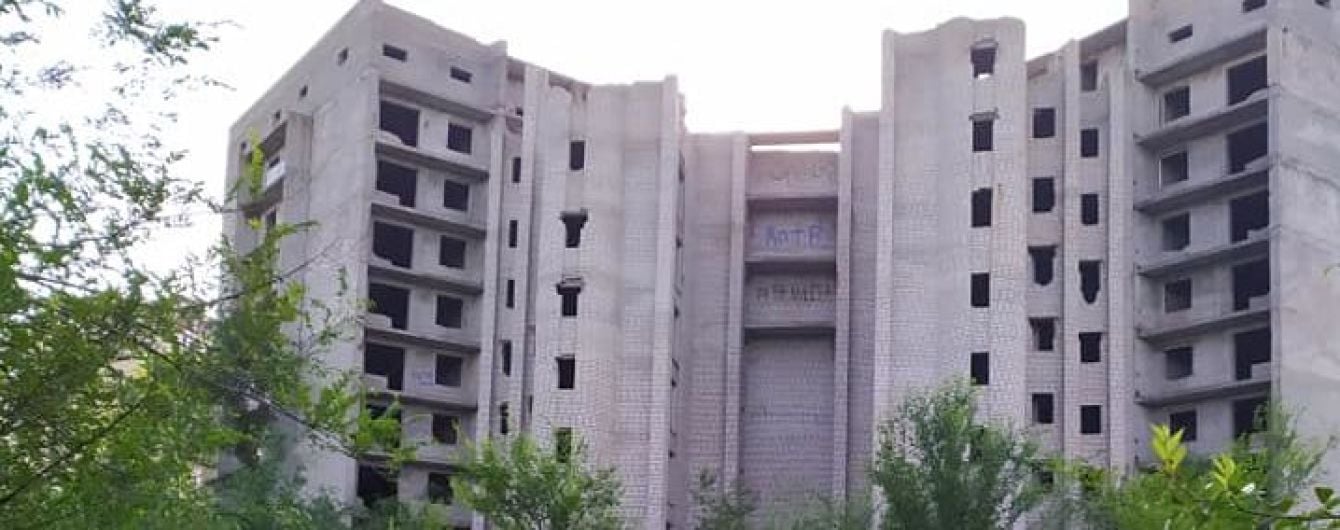 На Днепропетровщине школьницы упали с 9-го этажа недостройки: одна погибла, другая - на грани жизни