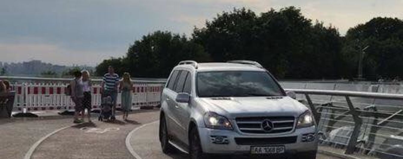 Киевские патрульные оштрафовали водителя Mercedes за поездку по пешеходному мосту