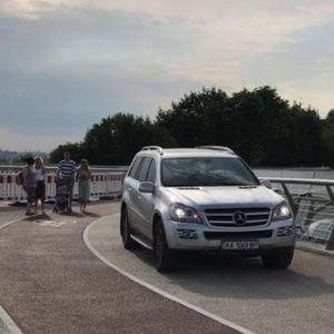 У водителя Mercedes, который проехал по пешеходному мосту, раньше отбирали права за езду в пьяном виде