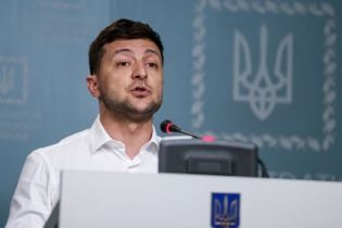 Зеленский "толкнул" Полторака. Что говорят на Банковой и в Минобороны о предполагаемом инциденте