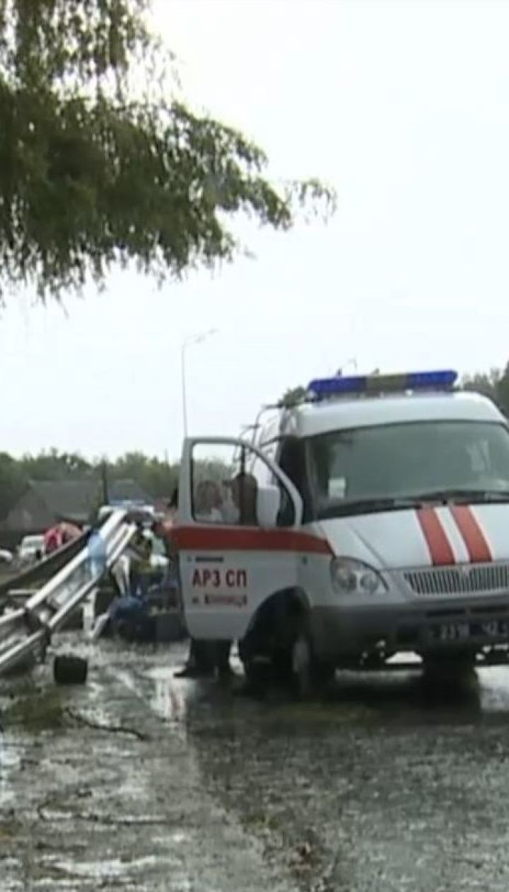 На Вінниччині автобус з пасажирами злетів з дороги й перекинувся