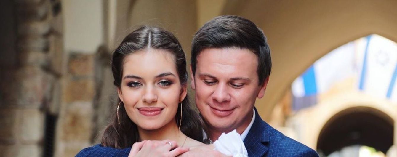 Дмитро Комаров показав, як катав молоду дружину на літаку