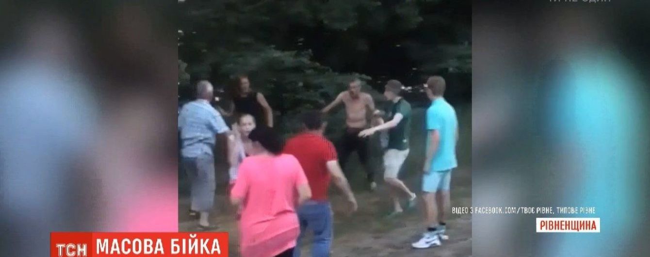На Рівненщині пасажири маршрутки влаштували масову бійку через відсутність місць у транспорті