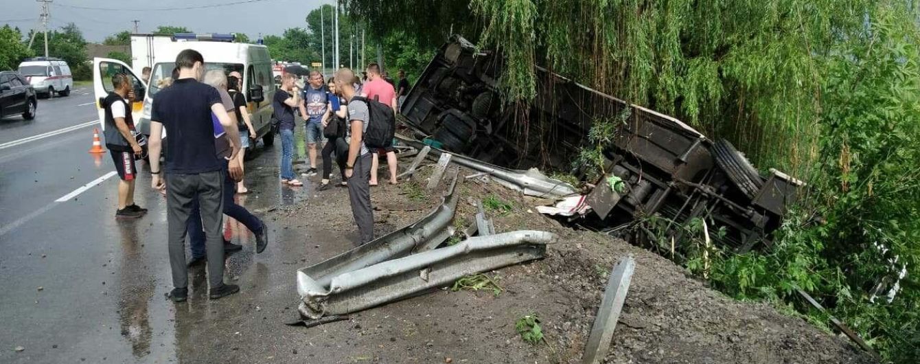 В Винницкой области пассажирский автобус слетел с дороги и перевернулся