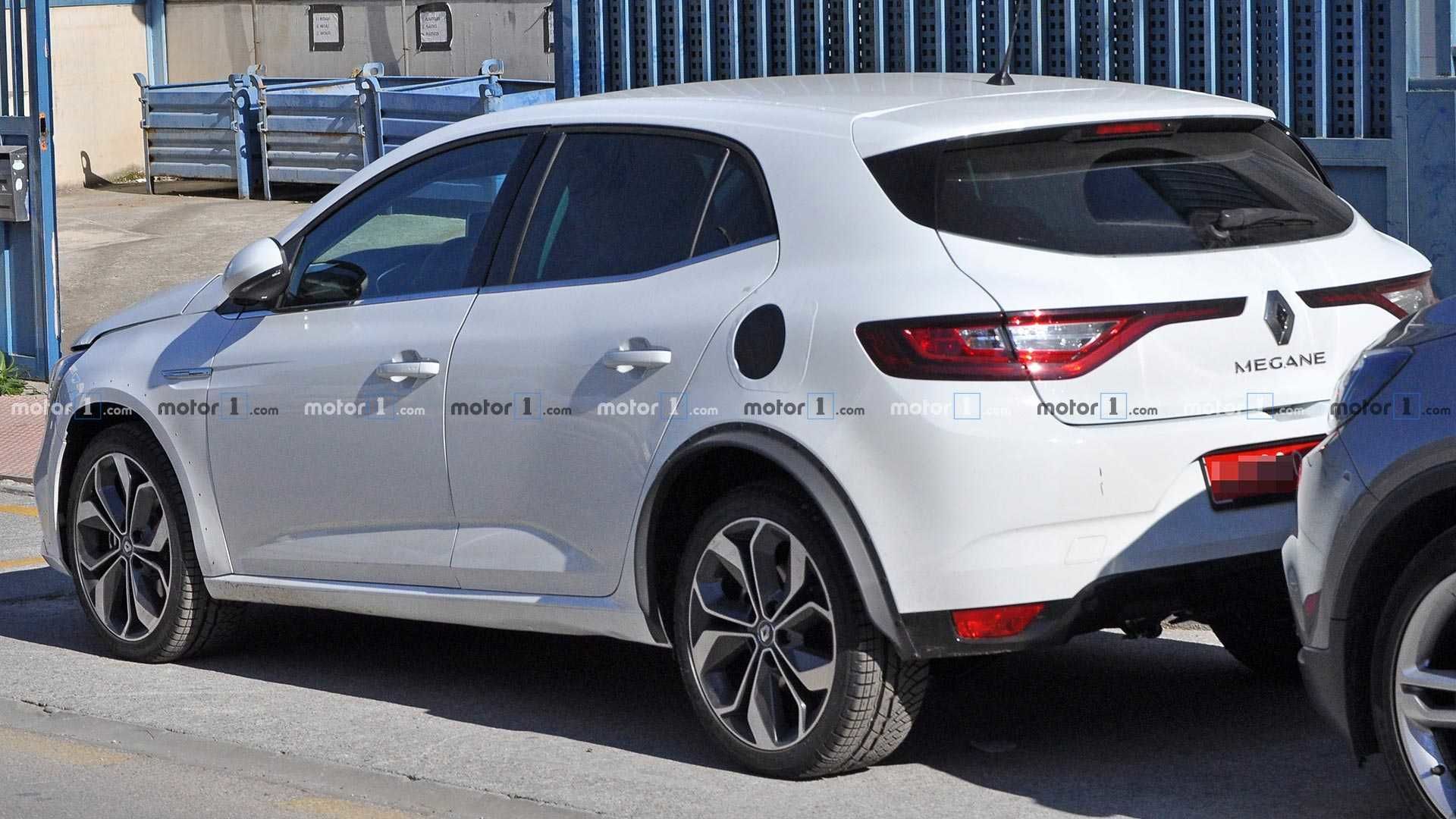 Шпионы заметили на тестах гибридный Renault Megane