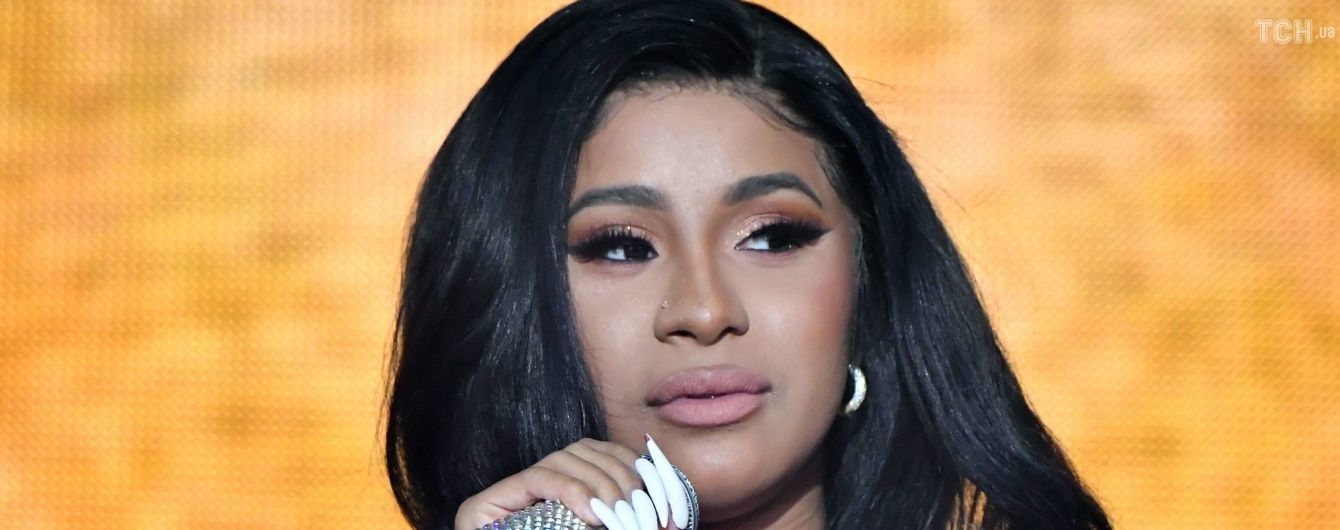 У рэпперши Cardi B во время выступления лопнул костюм на ягодицах