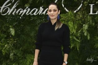 Выбрала мини: Марион Котийяр подчеркнула стройные ноги черным платьем