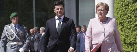 Вона була поруч зі мною і в безпеці - Зеленський про погане самопочуття Меркель