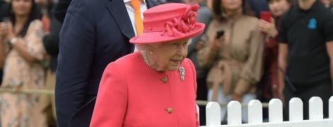 В пальто цвета лобстера: королева Елизавета ІІ на спортивных соревнованиях