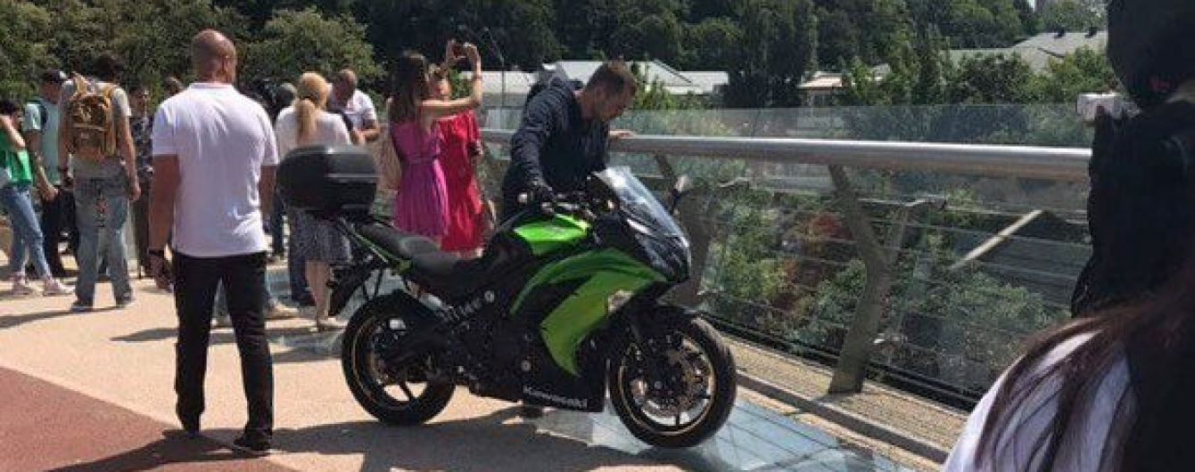 "Дурний приклад заразливий". На пішохідному мосту Києва засвітився ще й байкер