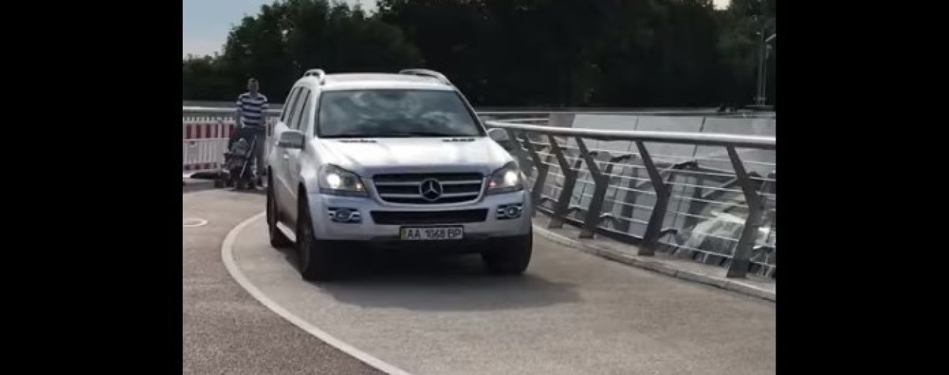 Очевидиця, яка зафільмувала "подорож" Mercedes пішохідним мостом, дала свідчення поліції