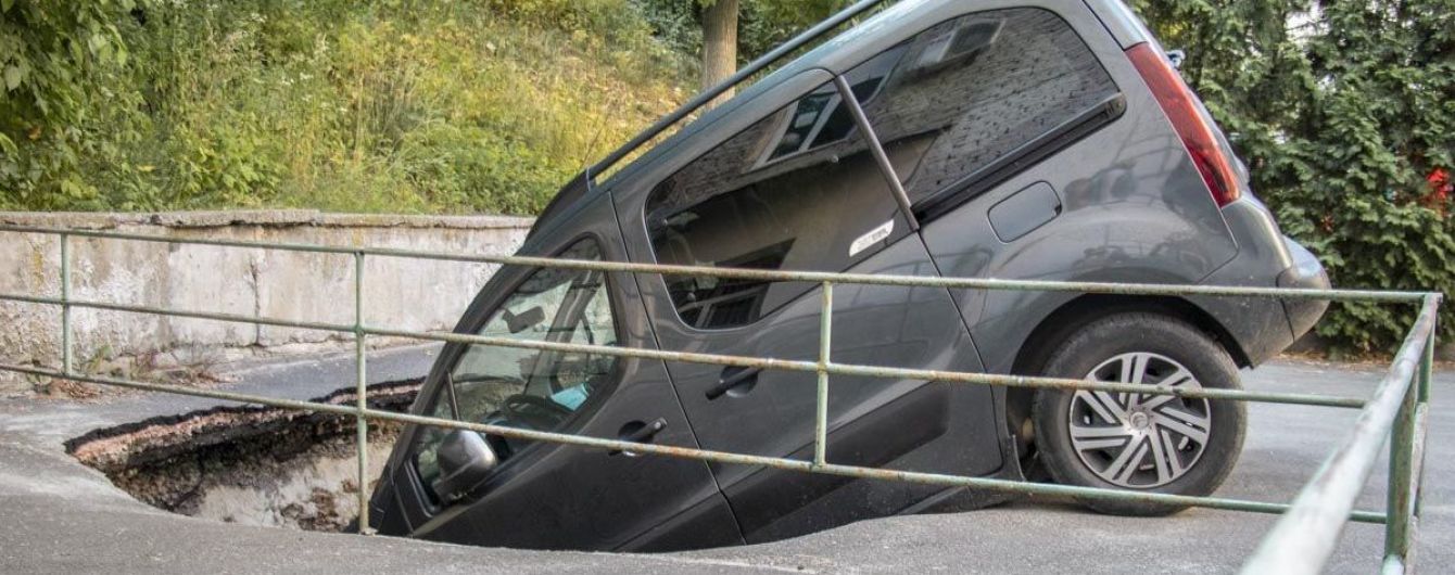 У центрі Києва автомобіль провалився під асфальт