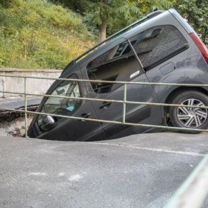 У центрі Києва автомобіль провалився під асфальт