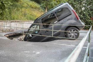 У центрі Києва автомобіль провалився під асфальт