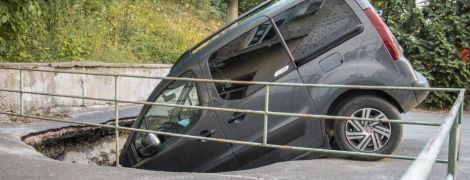 В центре Киева автомобиль провалился под асфальт