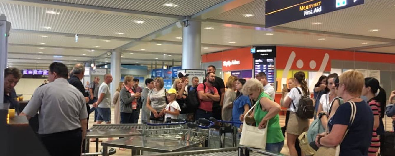 Обурені пасажири заблокували термінал в аеропорту "Бориспіль"