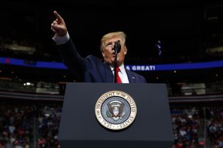 Трамп предлагал чиновникам бороться с ураганами при помощи ядерных бомб – Axios
