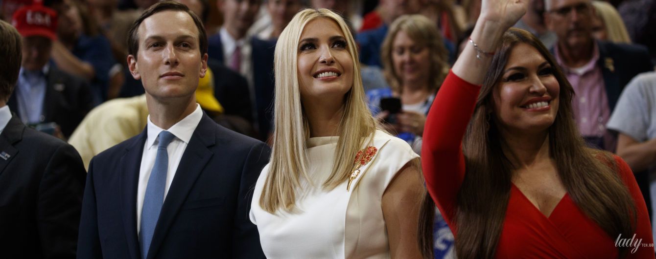 В белом платье с яркой брошью: Иванка Трамп пришла поддержать отца