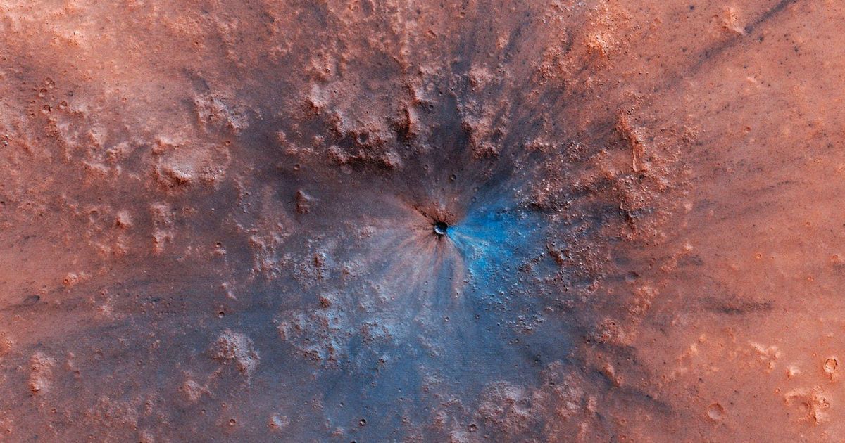 NASA показала снимки новообразованного кратера на Марсе