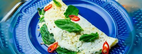 Білковий омлет з сиром і зеленню