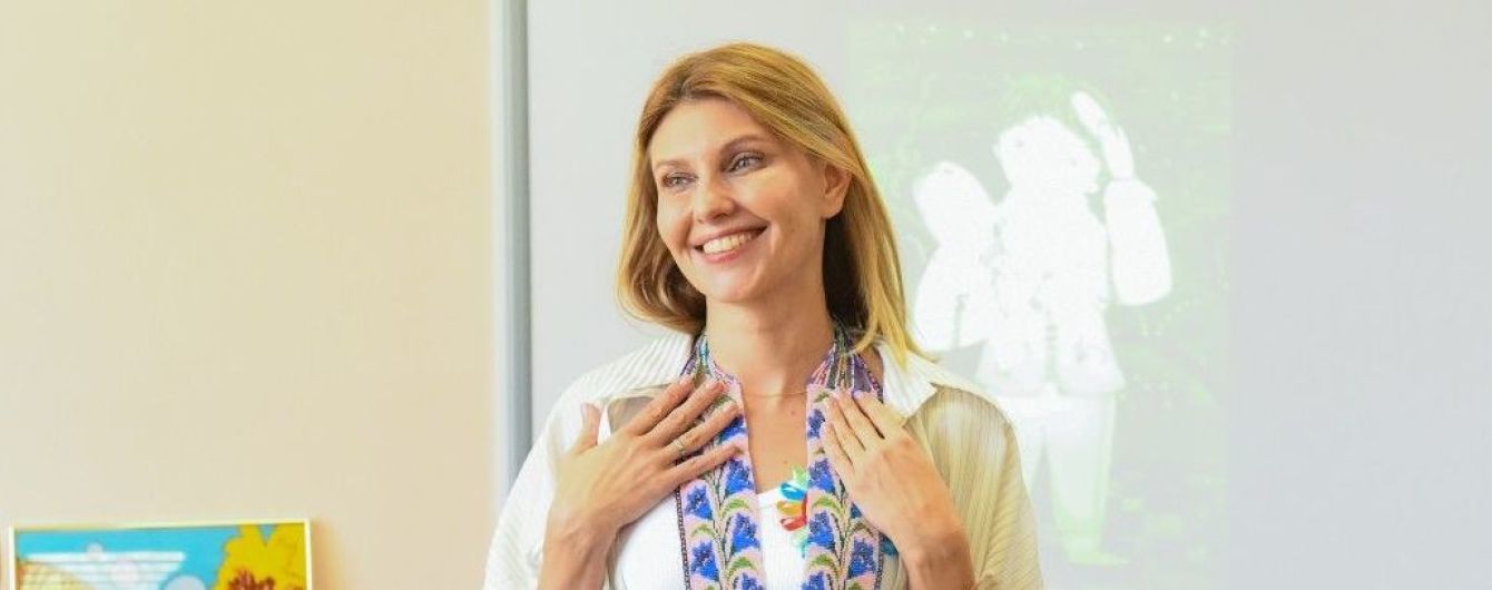 У білій майці і стильній сорочці: Олена Зеленська зустрілася з дітьми в таборі