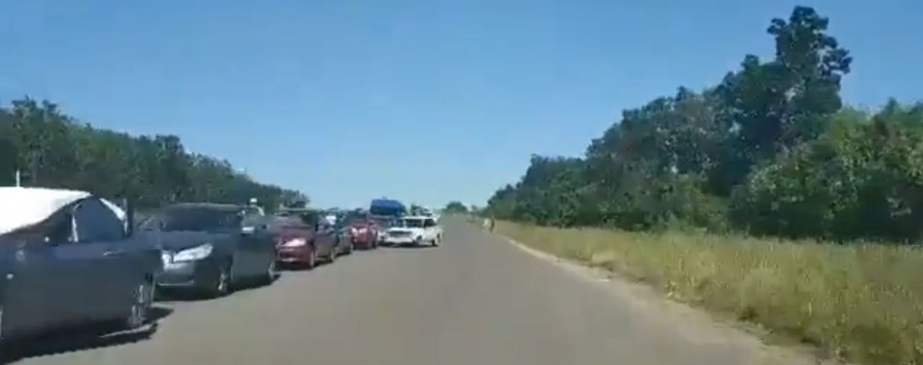 Пропускают по 5-6 машин в час. Появилось видео масштабной очереди желающих выехать из оккупированного Донбасса