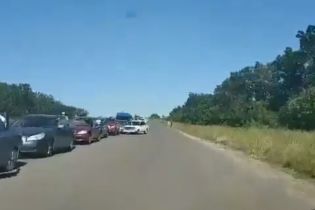 Пропускают по 5-6 машин в час. Появилось видео масштабной очереди желающих выехать из оккупированного Донбасса