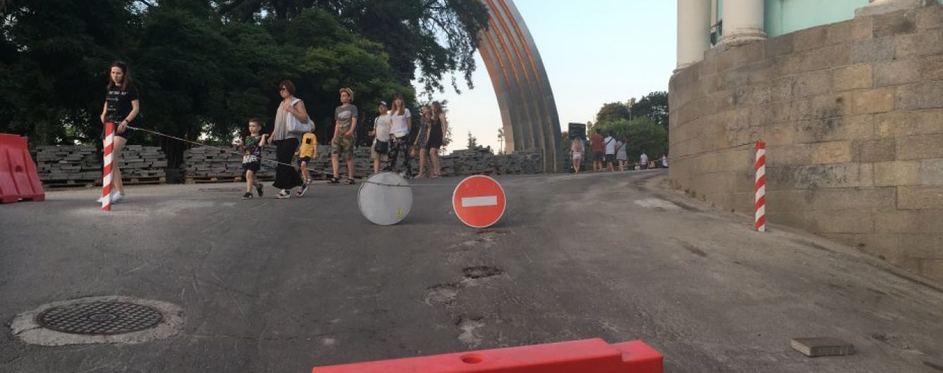 На пешеходном мосту в Киеве появился знак "въезд запрещен"