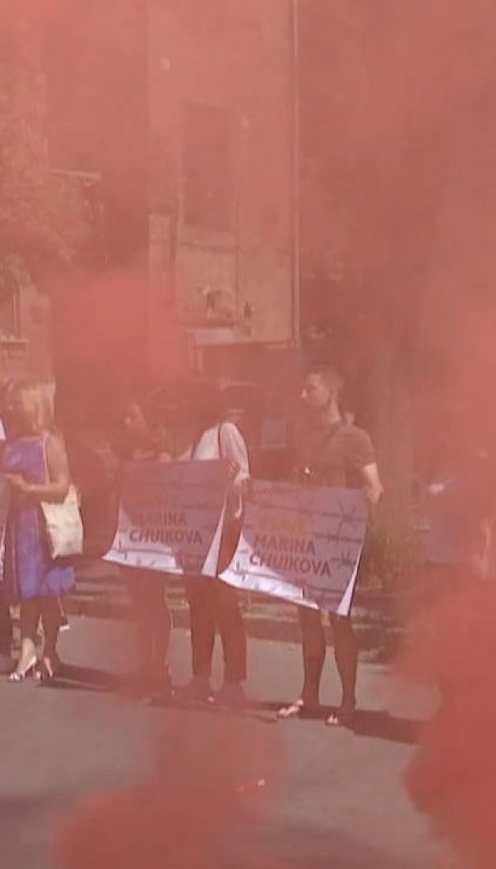 "Звільніть нашу маму": друзі та родичі полоненої українки пікетували російське консульство