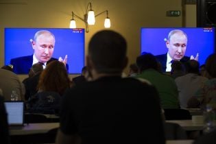 Путин чуть не расплакался в эфире "Прямой линии"