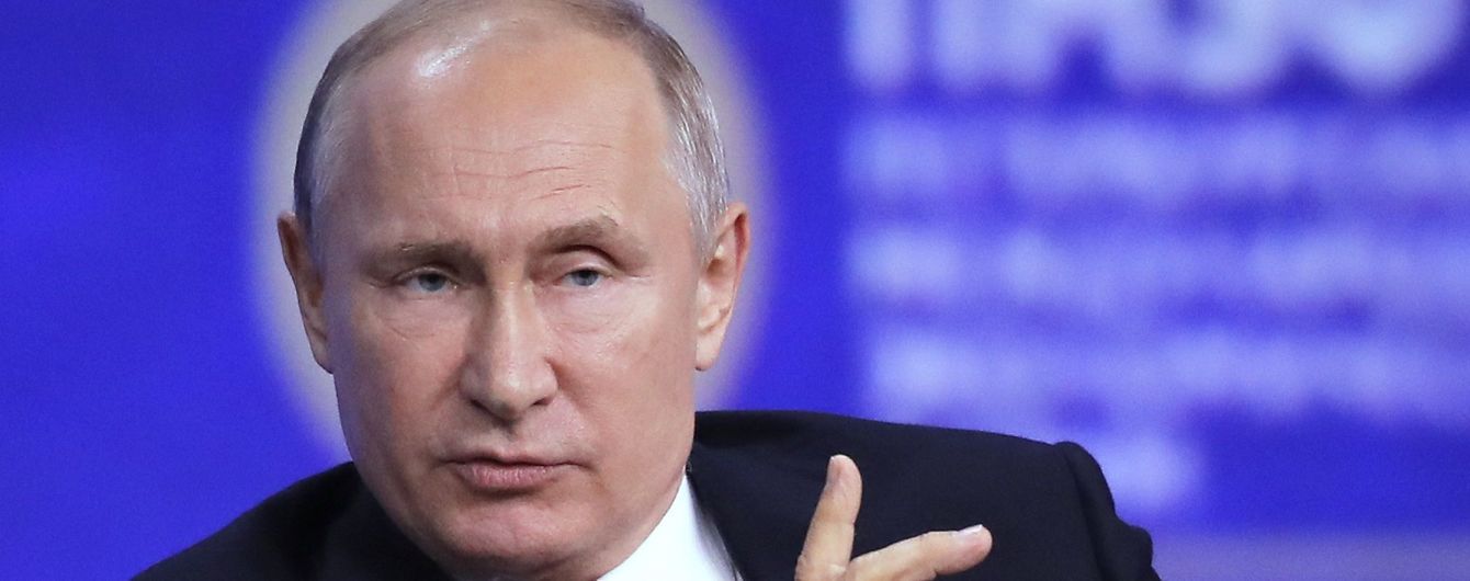Путін пригрозив "затулити поганий рот" тим, хто переписує історію "за бугром"