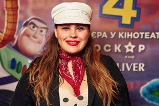 В платье в горох и кепке от украинского дизайнера: стильная солистка группы KAZKA в кинотеатре