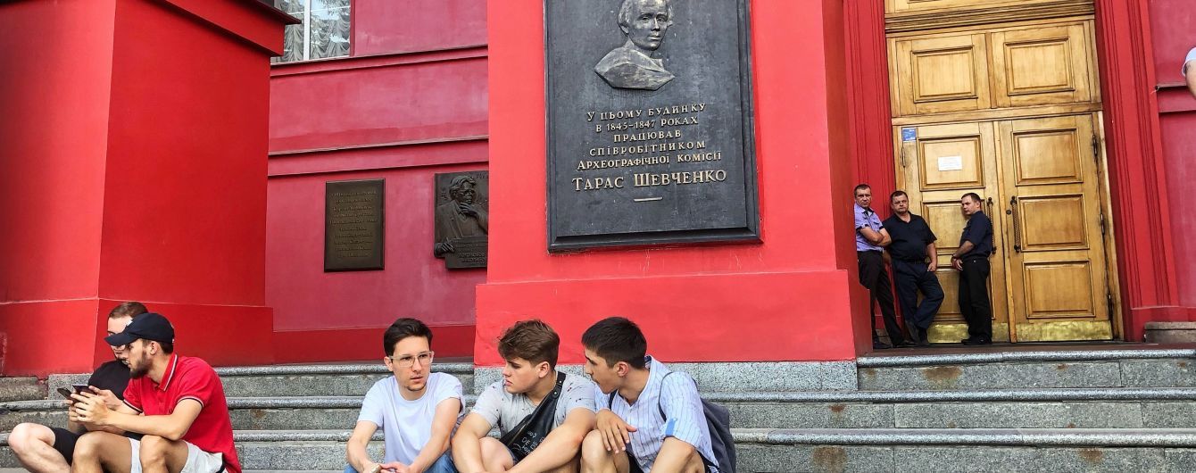 Студенти університету Шевченка вимагають позбавити Лукашенка звання почесного доктора