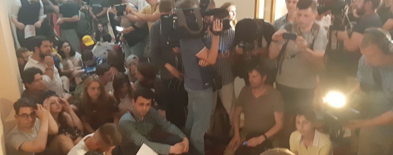 Студенты КНУ хотят заночевать под кабинетом ректора из-за назначения Портнова профессором