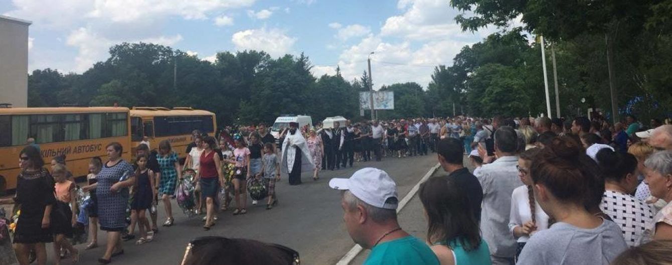 На Одещині поховали вбиту збоченцем 11-річну Дарину Лук’яненко