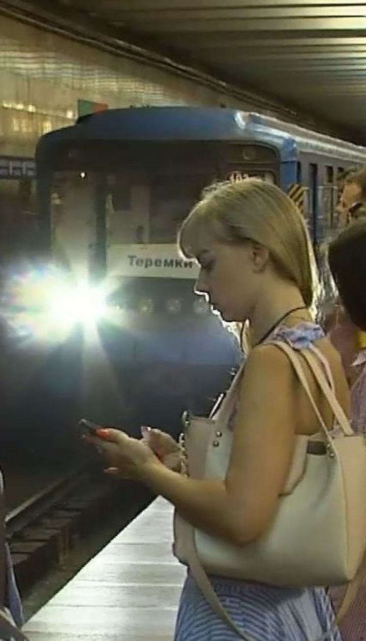 У київському метро поїзд зачепив голову чоловіка, який впав на платформі