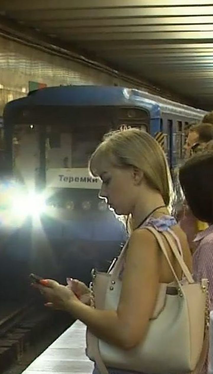 В киевском метро поезд зацепил голову мужчины, который упал на платформе