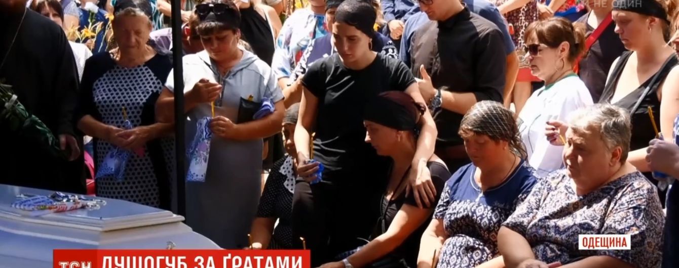 "Люди би їх порвали": родичі вбивці не з’явилися на похороні 11-річної Дарини Лук’яненко
