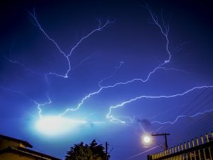У Львівській області блискавка через розетку влучила у жінку, яка перебувала у хаті