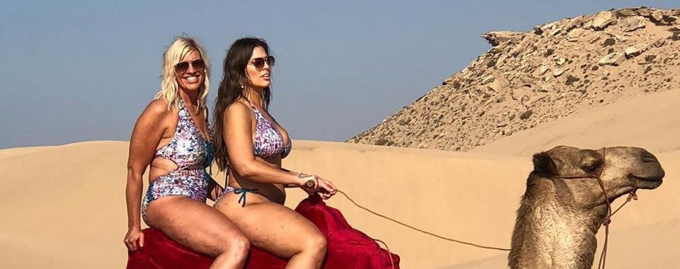 Пишнотіла Ешлі Грем з мамою у купальниках осідлали верблюда