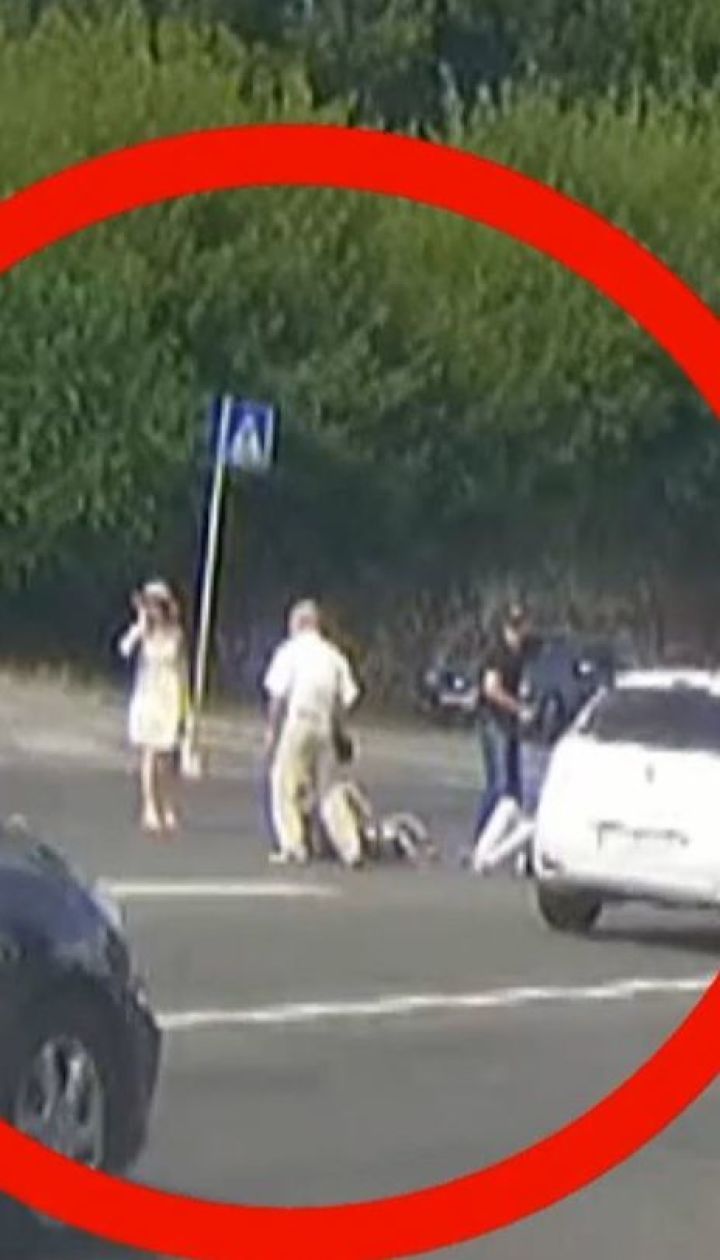 Перекрестил пострадавших и убежал: журналист догнал водителя, который сбил 2 девушек