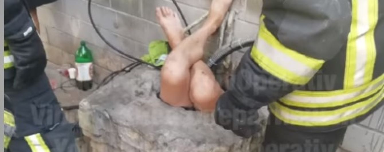 Только ноги торчат: в Сети показали видео, как киевлянин полез в люк доставать телефон и наглухо застрял