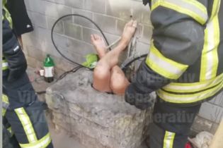 Только ноги торчат: в Сети показали видео, как киевлянин полез в люк доставать телефон и наглухо застрял