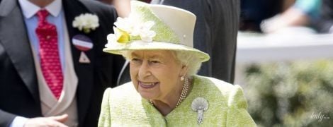 В красивом лимонном пальто: королева Елизавета II на финале скачек в Аскоте