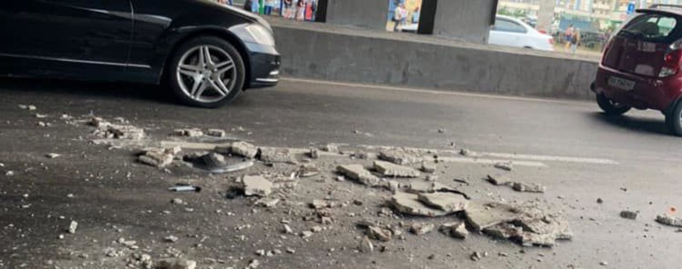 "Устал еще один". В Киеве на Осокорках кусок моста упал на автомобиль
