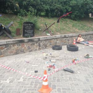 В Киеве поклонник "русского мира" разбил мемориал Сергея Нигояна