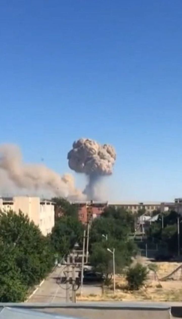 Пожар со взрывами вспыхнул на складе боеприпасов в Казахстане