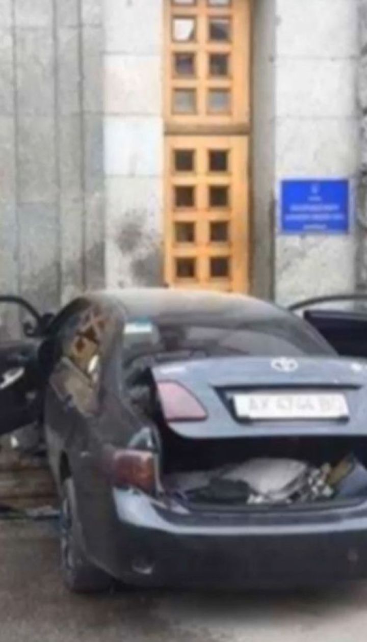 Легковик на повній швидкості в’їхав у двері мерії Харкова